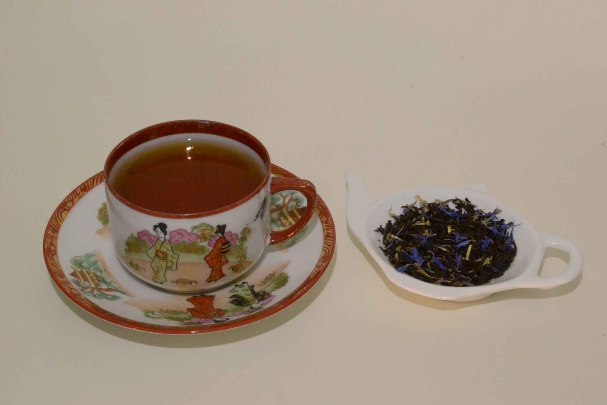 Earl Grey Bluestar musta tee on parannettu versio maailman tunnetuimmasta maustetusta mustasta teestä. Alkuperäisen reseptin mukainen sekoitus Assam ja Ceylon teetä maustettuna aidolla bergamottiöljyllä ja ruiskaunokin terälehdillä. Täyteläinen musta tee sopii mainiosti aamuun.
